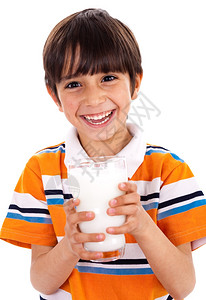 小孩喝着一杯牛奶图片