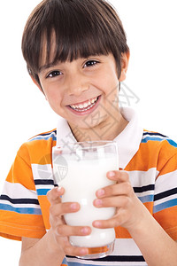 小孩喝着一杯牛奶图片