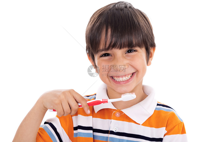 在孤立的白背景上刷牙的可爱孩子近身图片