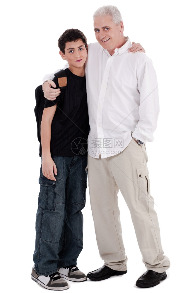 父亲在孤立的背景中拥抱他儿子图片