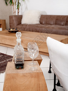 香槟杯和现代沙发在背景豪华的客厅图片