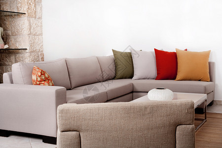 带彩色枕头的现代沙发图片