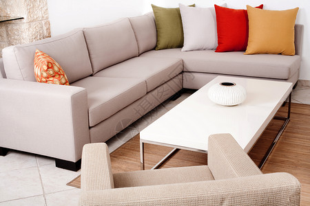 现代沙发上的彩色坐垫图片