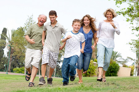 快乐的家庭外祖父母和兄弟们奔跑着图片