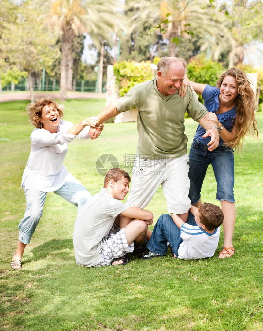 家人抱住祖父玩得开心图片