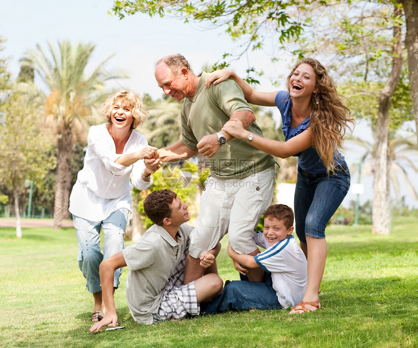 多代家庭在公园享受阳光明媚的一天图片