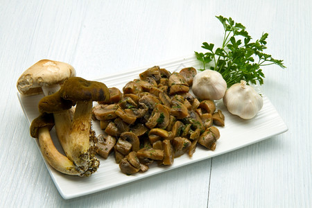 煮熟的新鲜蘑菇和大蒜图片