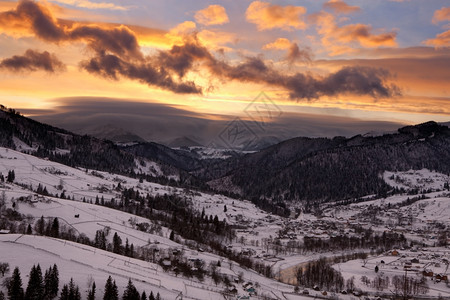 冬季山谷的日落风景图片
