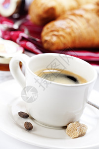 咖啡和羊角面包早餐图片