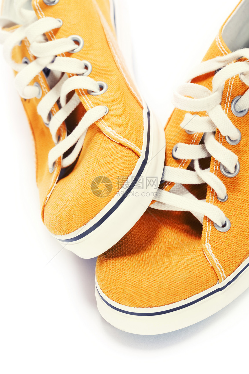 白对的橙色运动鞋图片