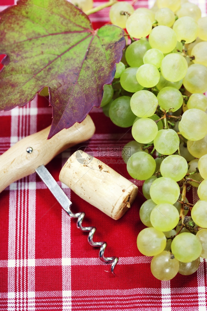 WineCorkCorkscrew和绿葡萄图片