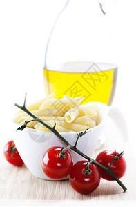 意大利面食番茄和橄榄油加白图片