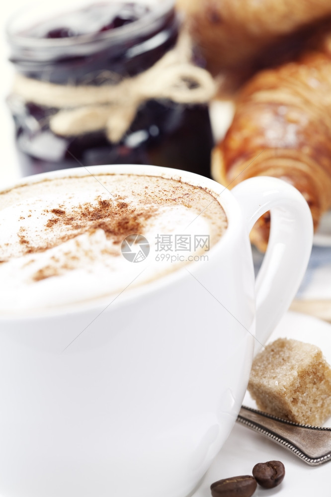 咖啡羊角面包和果酱早餐图片