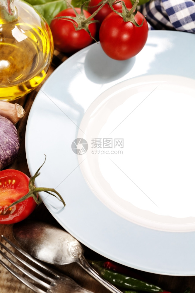 新鲜蔬菜和空板在盘子上插入文字图片