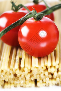意大利面食加樱桃番茄选择重点图片