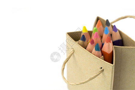 白色背景的购物袋中彩色铅笔图片