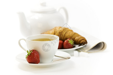 草莓羊角面包茶壶和白杯底加热图片