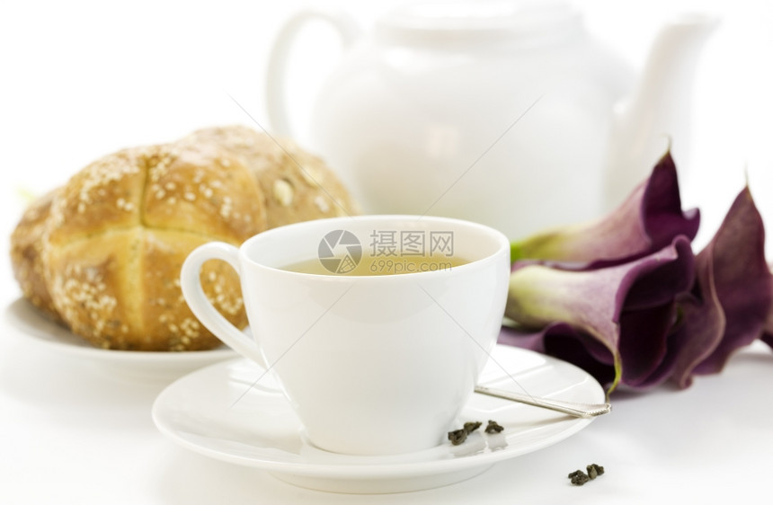 早餐绿色茶和法国面包浅库专注于包图片