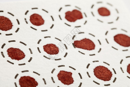 自测试白纤维过滤器上的血点供实验室分析图片