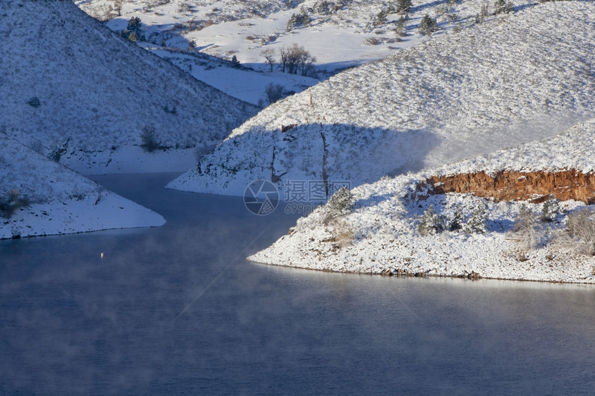 山湖科罗拉多州林斯堡附近的马牙储藏室冬季风景有解冻水雪和雾图片