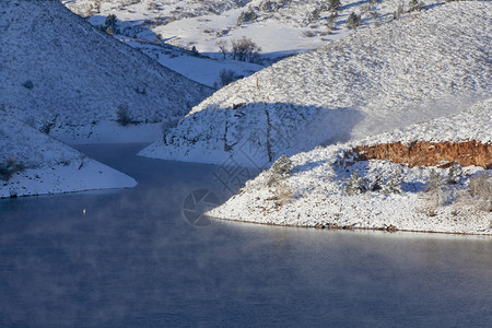 山湖科罗拉多州林斯堡附近的马牙储藏室冬季风景有解冻水雪和雾图片