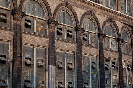 旧发电厂窗户和砖墙图片