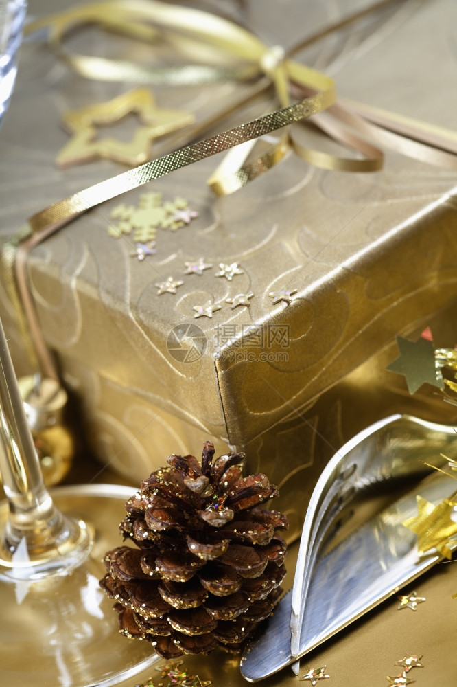 金礼品盒和圣诞节场所布置图片