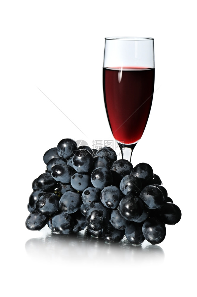 一杯红葡萄酒和一堆白底的葡萄图片