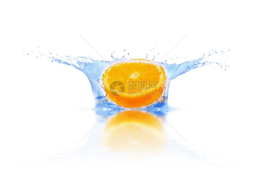 橙子落到白底孤立的水里喷发图片