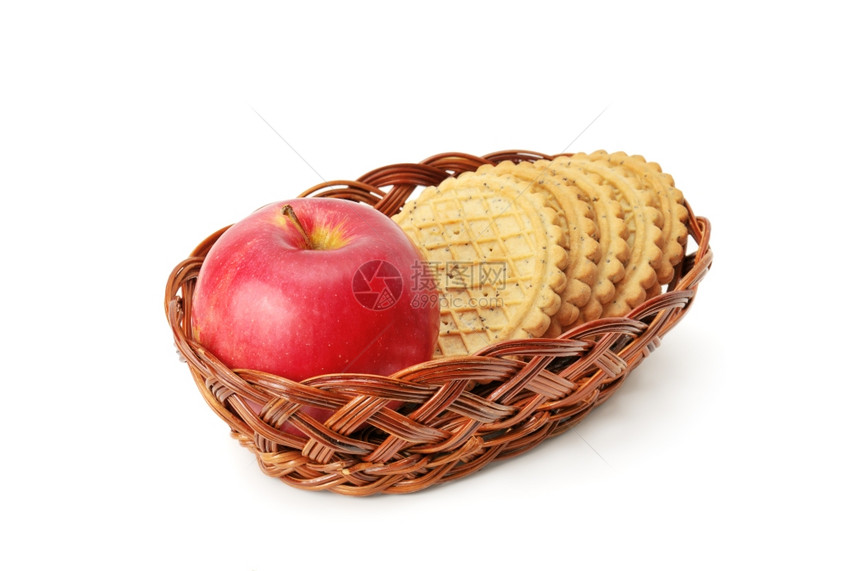 孤立在白色上的篮子中苹果和饼干图片