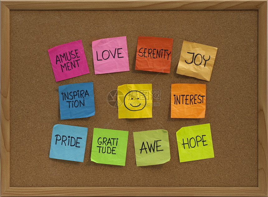 积极情绪概念在cork公告栏上微笑周围的彩色粘贴笔图片
