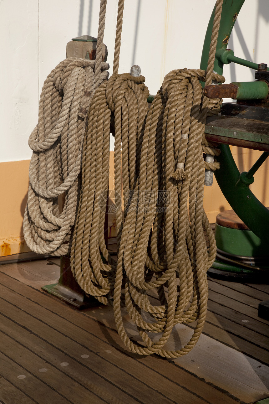 绞轮旁边一艘帆船甲板上三圈绳索使用升帆图片