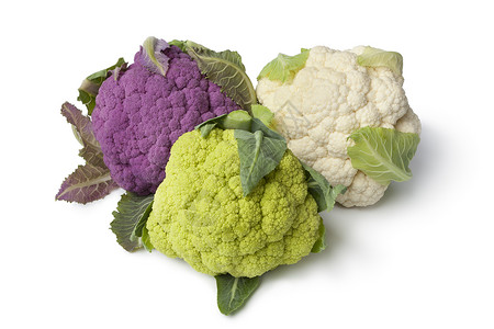 白色背景的新鲜紫绿和白花椰菜背景图片