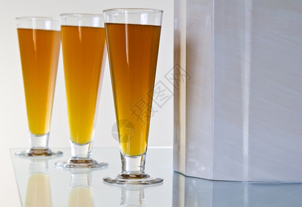 三个大啤酒杯装满新鲜的黄啤酒图片