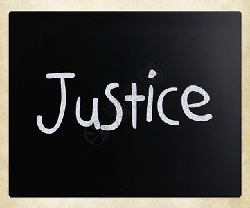 正义这个词手写白色粉笔在黑板上图片