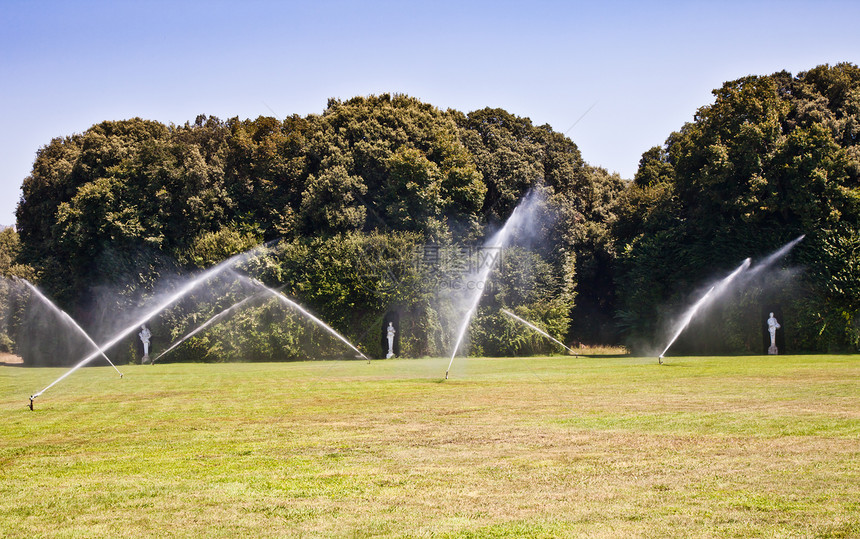 意大利Caserta皇家宫Caserta皇家宫豪华花园灌溉作业图片