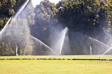意大利Caserta皇家宫Caserta皇家宫豪华花园灌溉作业图片