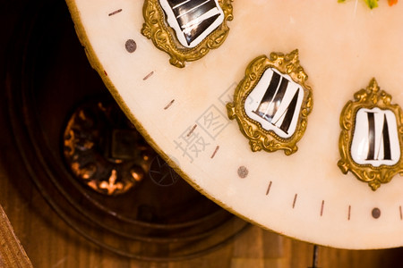 1850年法国制造的古董钟摆高清图片