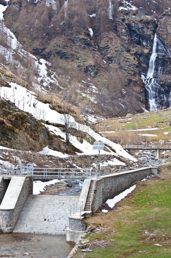 意大利ParcodelGranParadiso带太阳能电池板的大坝图片