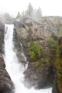 意大利GranParadiso公园靠近Cogne镇的美丽高山瀑布图片