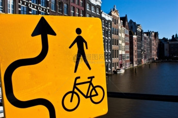 阿姆斯特丹运河在靠近市中心的地方自行车用标志显示图片