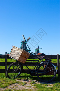 荷兰明确的传统里程碑自行车和磨机背景图片