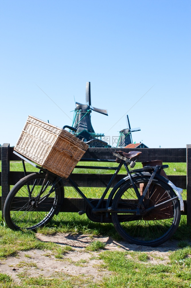 荷兰明确的传统里程碑自行车和磨机图片