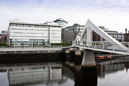 格拉斯哥现代设计行桥靠近金融中心图片