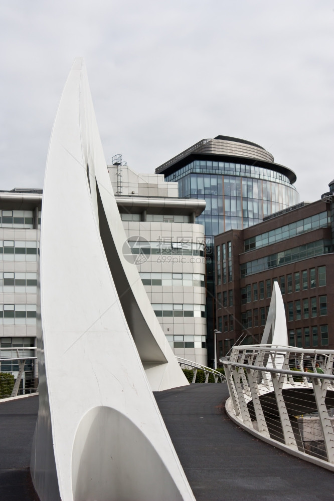 格拉斯哥现代设计行桥靠近金融中心图片
