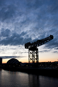 格拉斯哥日落时克兰莱德银行靠近格拉斯哥科学中心图片
