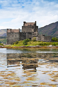城堡是苏格兰最有照片的古迹之一也是婚礼和电影地点的热门场所背景图片