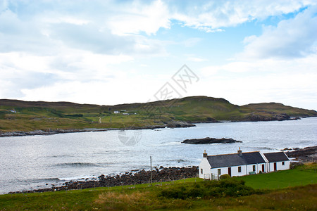 湖前有苏格兰传统房子的全景高清图片