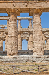 今天这个网站的主要特征是多里克风格的三大寺庙立骨这些寺庙可追溯到公元前6世纪上半叶图片