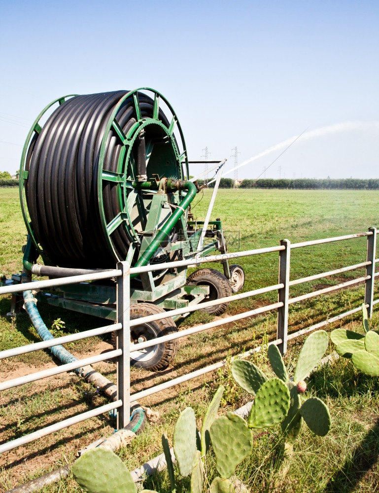 在阳光明媚的白天在意大利灌溉作业图片